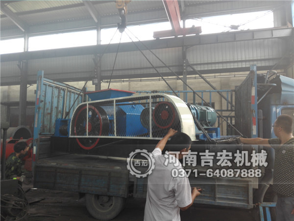 2pg800&times;600對輥破碎機發往重慶