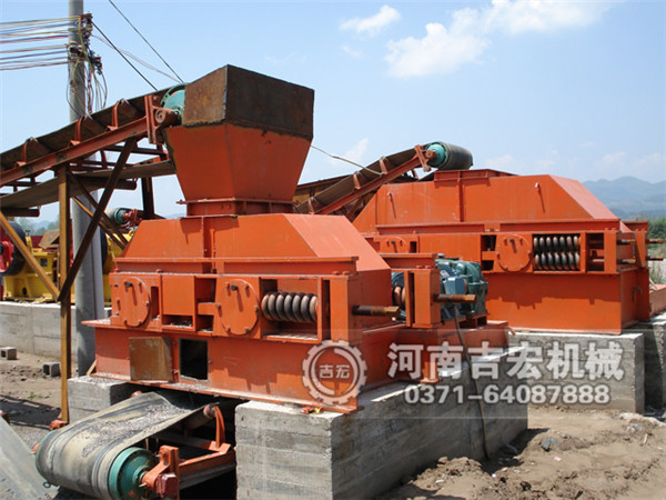 鵝卵石制砂機(jī)價(jià)格_小型鵝卵石對(duì)輥制砂機(jī)多少錢一臺(tái)