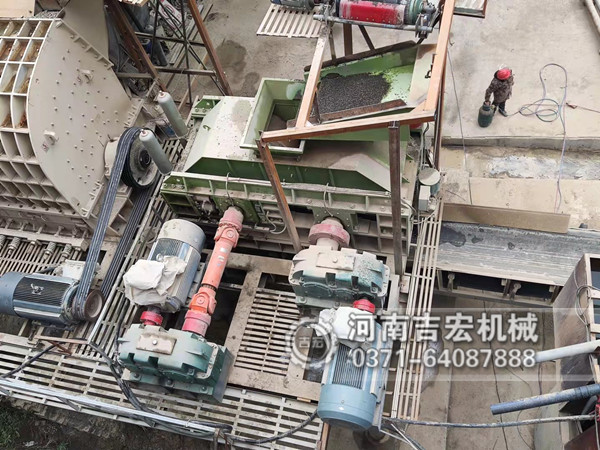 制砂設(shè)備用啥好-用吉宏液壓對(duì)輥破碎機(jī)啊！