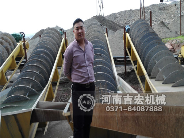 四川宜賓陳總石料廠(chǎng)螺旋洗砂機(jī)生產(chǎn)現(xiàn)場(chǎng)