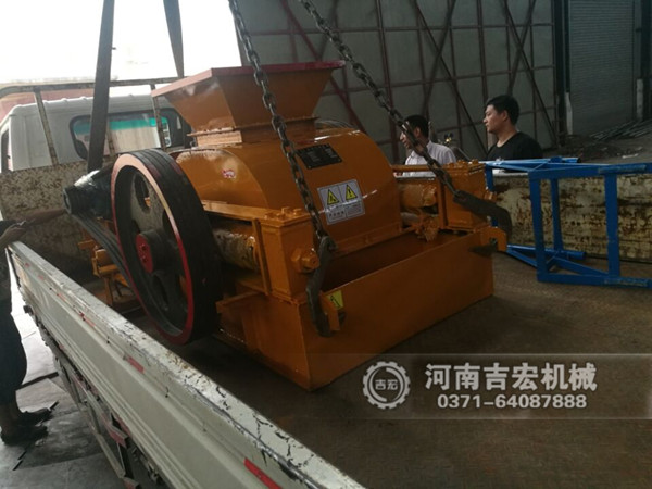 400&times;500雙齒輥破碎機發往廣東_破碎煤矸石