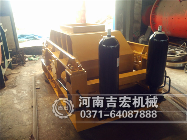 一臺(tái)小型細(xì)沙粉碎設(shè)備—對(duì)輥打砂機(jī)多少錢一臺(tái)！