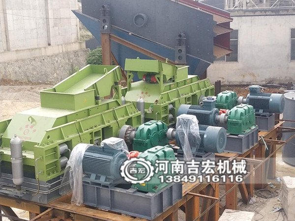 人工造沙選用液壓對(duì)輥破碎機(jī)多少錢一臺(tái),哪里有賣的？